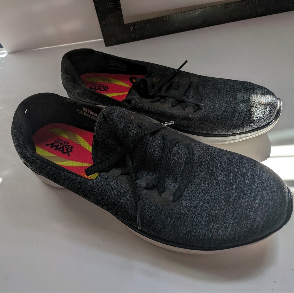 Sketchers go walk